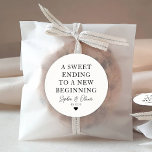 ZOETE HET BEËINDIGEN NIEUW BEGINNEND Hart Huwelijk Ronde Sticker<br><div class="desc">Een Classic Black Thank You Wedding-Sticker met "A Sweet Ending to a New Beginning" in een klassiek,  modern lettertype. U kunt het gemakkelijk personaliseren met uw namen en trouwdatum.</div>