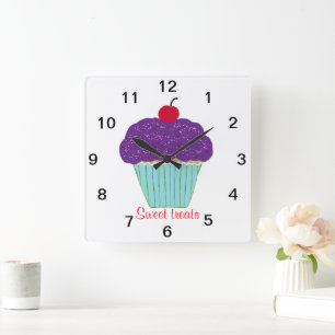 Zoete kers op paarse glazuur cupcake vierkante klok