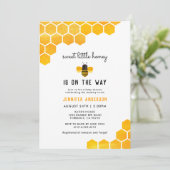 Zoete Kleine Honing Is Op Weg Bee Baby Shower Kaart (Staand voorkant)