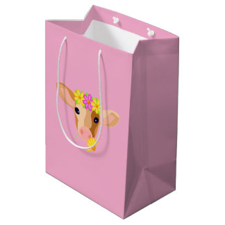 Zoete kleine kalf op roze achtergrond cadeautas