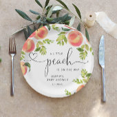 Zoete kleine perzik is op weg naar baby shower papieren bordje