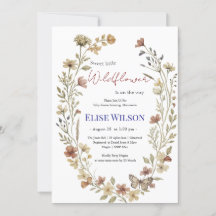 Zoete kleine wilde bloem is onderweg