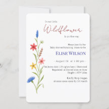 Zoete kleine wilde bloem is onderweg