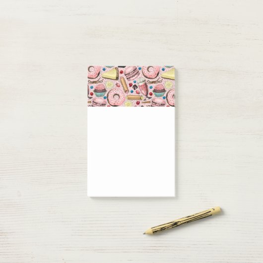 Zoete lekkernijen op roze post-it® notes (Op bureau)