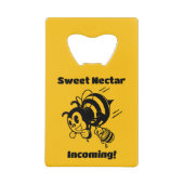 Zoete nectar komt binnen! Busy Bee Buckets Cartoon Creditkaart Flessenopener (Voorkant)