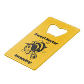 Zoete nectar komt binnen! Busy Bee Buckets Cartoon Creditkaart Flessenopener (Voorkant Gekanteld)