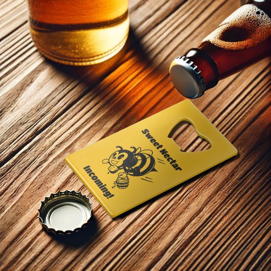 Zoete nectar komt binnen! Busy Bee Buckets Cartoon Creditkaart Flessenopener