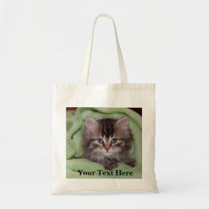 Zoete, pluizige grijze kitten in groene deken tote bag