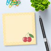 Zoete rode kersen op geel post-it® notes