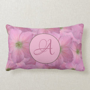 Zoete roze bloemen met aangepast monogram kussen