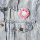 Zoete roze donuts met sproeiers ronde button 5,7 cm (In situ)