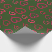 Zoete roze hartenpatroon op aangepaste kleur cadeaupapier (Hoek)