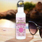Zoete roze limonade op ijs waterfles