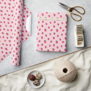 Zoete roze rode aardbeien, gele madeliefjes. cadeaupapier