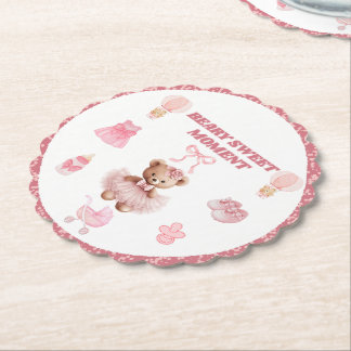 ZOETE ROZE RONDE GESCHULPTE BEER MEISJE BABYSHOWER KARTONNEN ONDERZETTERS