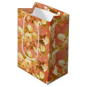 Zoete rozen op rood medium cadeauzakje (Voorkant Gekanteld)