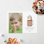 Zoete Seizoen Chocolade Sneeuwman Milkshake Feestdagenkaart<br><div class="desc">Illustratie van chocolade milkshake in metselwerkpot met sprinkels,  chocoladesnippers,  hete chocoladesaus,  karamel,  sneeuwvlokkerig Kerstkoekje en marshmallow sneeuwman.  Tekst zegt,  "wensend u een zoete feestelijke tijd"  Personaliseer de naam,  jaar en foto.</div>
