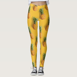 Zoete smakelijke ananas op diepe gele achtergrond leggings