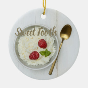 Zoete tandrijstpudding met frambozen dessert keramisch ornament