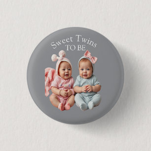Zoete tweeling in gecoördineerde pastels ronde button 3,2 cm