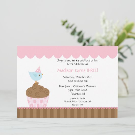 Zoete vogel op Cupcake Birthday Uitnodiging (Staand voorkant)