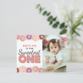 ZOETSTE EEN roze ijsdonuts eerste verjaardag foto Uitnodiging Briefkaart (Staand voorkant)