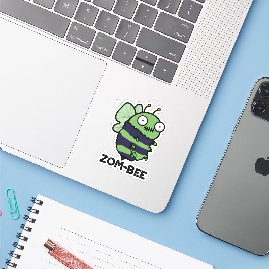 Zom-bee Funny Halloween Zombie Bee Pun Sticker (Laptop met iPhone)