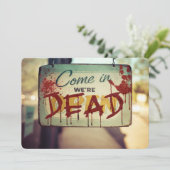 Zombie Apocalypse We're Dead Retro Teken Halloween Kaart (Staand voorkant)