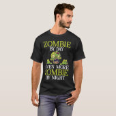 Zombie By Day Nog meer Zombie beroemd gemaakt door T-shirt (Voorkant volledig)