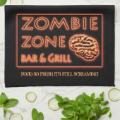 Zombie Food, zo vers dat hij nog steeds Halloween Theedoek (Gevouwen)