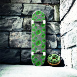 Zombie-groene slijmdonuts persoonlijk skateboard<br><div class="desc">Zombie gooit met groen slijm en spinsproeiers</div>