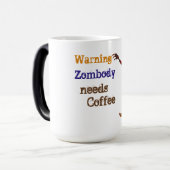 Zombie Needs Coffee Magische Mok (Voorkant links)