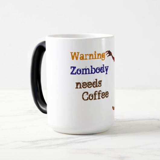 Zombie Needs Coffee Magische Mok (Voorkant links)