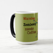 Zombie Needs Coffee Magische Mok (Voorkant links)