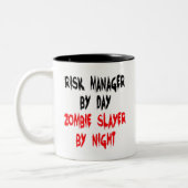 Zombie Slayer Risk Manager Tweekleurige Koffiemok (Links)