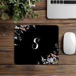 Zomer Multicolor Wildflower Monogram Eenvoudig Muismat<br><div class="desc">Deze zomer veelkleurige wilde bloem monogram eenvoudige muismat is een perfect cadeau voor een school, kantoor of een evenement. Het ontwerp is voorzien van waterverf roze, blush, paarse, rode, bordeauxrode, gele, witte bloemen en vlinders met groen netjes gebundeld in sierlijke bloemenboeketten.</div>