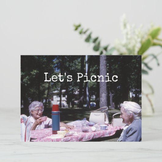 Zomer picknick oude dames uitgedost voor de lunch kaart (Staand voorkant)