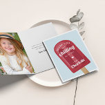Zomer Popsiers Birthday Party Bedankkaart<br><div class="desc">Deze schattige gevouwen dankbetuigingen zijn ontworpen om aan te sluiten bij de uitnodigingen van de verjaardagsfeestjes van onze kinderen, en hebben een felrood populier aan de voorkant, met de woorden "dank u dat u met mij koelt!" en een handtekening in witte retro-letters. Personaliseer de binnenkant met een foto van de...</div>
