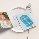 Zomer Popsiers Birthday Party Bedankkaart<br><div class="desc">Deze schattige gevouwen dankbetuigingen zijn ontworpen om aan te sluiten bij de uitnodigingen van de verjaardagsfeestjes van onze kinderen, en hebben een felrood populier aan de voorkant, met de woorden "dank u dat u met mij koelt!" en een handtekening in witte retro-letters. Personaliseer de binnenkant met een foto van de...</div>
