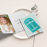 Zomer Popsiers Birthday Party Bedankkaart<br><div class="desc">Deze schattige gevouwen dankbetuigingen zijn ontworpen om aan te sluiten bij de uitnodigingen van de verjaardagsfeestjes van onze kinderen, en hebben een felrood populier aan de voorkant, met de woorden "dank u dat u met mij koelt!" en een handtekening in witte retro-letters. Personaliseer de binnenkant met een foto van de...</div>