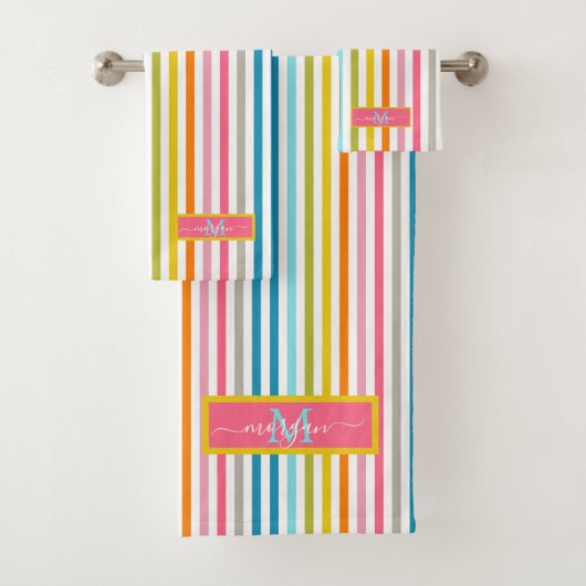 Zomer Rainbow Stripes Monogram Script Bad Handdoek (Insitu)