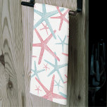 Zomer Starfish Elegant Beach Theedoek<br><div class="desc">Een schattig en trendy waterverf strandpatroon, met een mix van boeiende roze en blauwgroen tinten die doen denken aan een strandhuisparadijs. Omarm de essentie van de zomer met dit op de kust geïnspireerde ontwerp, versierd met grillige zeeen sterren die een nautische charme uitstralen. Verhoog de sfeer verder door een groot...</div>