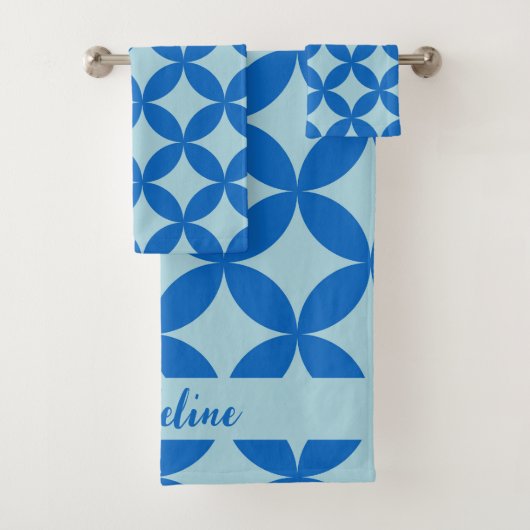 Zomer tegel met azuurblauwe cirkels op baby blauw bad handdoek (Insitu)