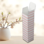 Zomer tropische pastel roze lijnen wijn<br><div class="desc">Maak je klaar om je zomershindigs op te jazzen met onze Summer Tropical Pastel Pink Lines wijnbox! Deze snazzy box is de perfecte manier om je favoriete wijnfles te cadeaus tijdens elke zomerfeesten, van poolside-bijeenkomsten tot barbecues in de achtertuin. Het speelse tropische pastel roze lijnen thema brengt een splash van...</div>