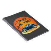 Zomer vibe met retro auto op het strand notitieboek (Rechterzijde)
