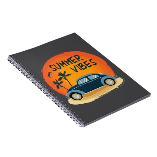 Zomer vibe met retro auto op het strand notitieboek (Rechterzijde)