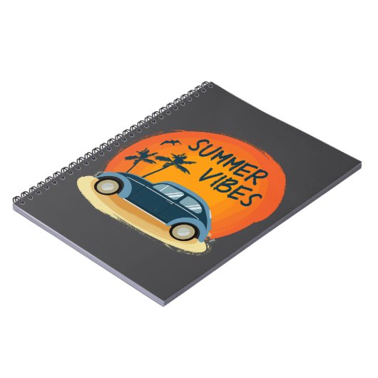 Zomer vibe met retro auto op het strand notitieboek (Linkerzijde)