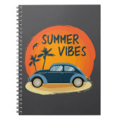 Zomer vibe met retro auto op het strand notitieboek (Voorkant)