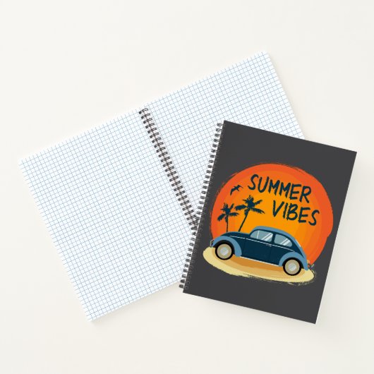Zomer vibe met retro auto op het strand notitieboek (Binnen)