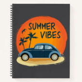 Zomer vibe met retro auto op het strand notitieboek (Voorkant)